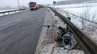 Siła uderzenia była tak duża, że w samochodzie osobowym wypadł silnik