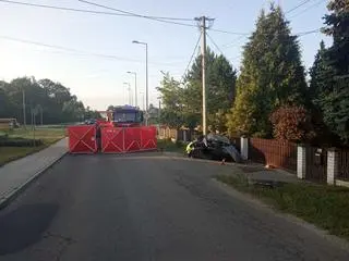 Jeden z pasażerów zginął na miejscu, drugi trafił do szpitala w ciężkim stanie