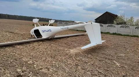 Najpierw w samolocie zabrakło paliwa, potem przewrócił się na świeżo zaoranym polu