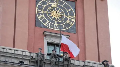 Uroczyste podniesienie flagi na wieży Zamku Królewskiego