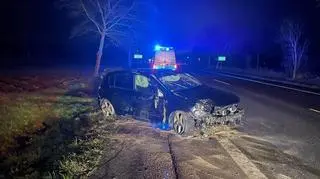 Stracił panowanie nad samochodem i uderzył w drzewo. Miał dwa promile