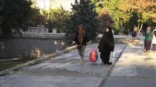 Spacerujące kobiety po raku Gezi