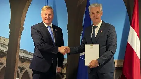 Wspólny zakup, by bronić się przed potencjalną agresją. Uścisk dłoni w Madrycie