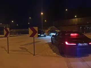 Auta stały na środku wysepki ronda