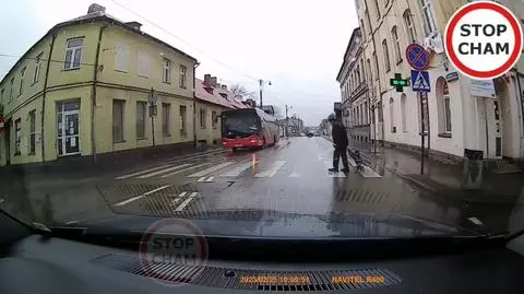 Pieszy był na przejściu, kierowca autobusu się nie zatrzymał. Nagranie