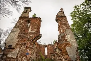 Według jednej z koncepcji, w 1420 roku nastąpiło jedynie potwierdzenie fundacji, a kościoł istniał już wcześniej