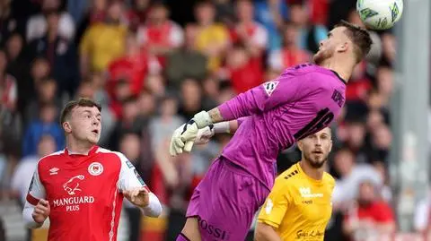 Samobój roku, a może jeszcze lepiej? Kuriozalny gol bramkarza hitem internetu