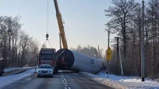 Na drodze 637 przewrócił się transport z elementami elektrowni wiatrowej