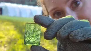 Na polach odkrywane są nie tylko zabytki metalowe. Szklana plakietka Pomocy Zimowej znaleziona w Marcelinie