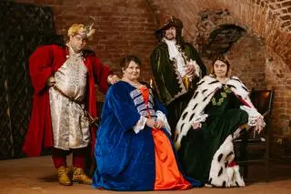 Przewodniczki i przewodnicy w nowych strojach 