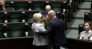 Paulina Hennig-Kloska dostała od kolegów i koleżanek z klubu w Sejmie kwiaty