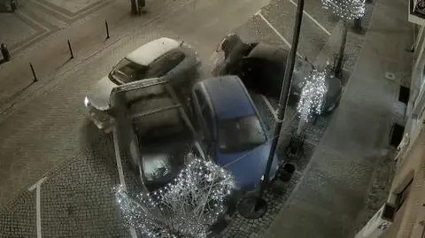 Wpadł w poślizg i uderzył w zaparkowane samochody