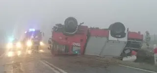 Wóz strażacki dachował