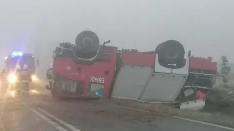 Jechali do pożaru, wpadli w poślizg. Trzech strażaków w szpitalu