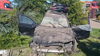 Kierowca zjechał z drogi, uderzył w betonowe ogrodzenie i dachował 