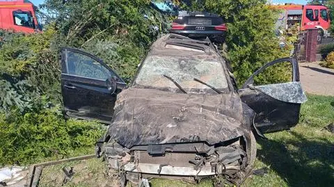 Kierowca zjechał z drogi, uderzył w betonowe ogrodzenie i dachował 