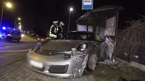 Wjechali w przystanek i uciekli. Kierowca i pasażer zgłosili się na policję