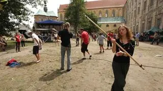 Sześć tysięcy uczestników, przeszło 120 warsztatów, stu artystów i 10 scen. W Lubiążu trwa XX Slot Art Festival.