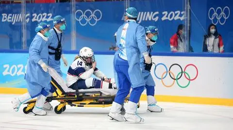Dramat w Pekinie. Mistrzyni olimpijska opuściła lodowisko na noszach