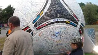 Każdy mógł się podpisać na ogromnej piłce