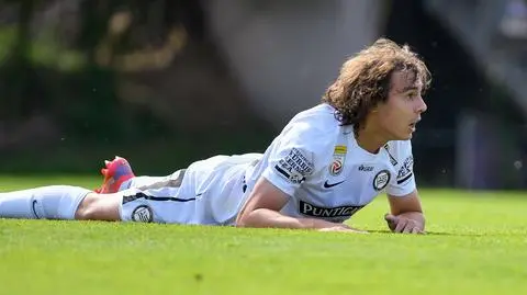 Chwile grozy na treningu rywala Rakowa. Piłkarz połknął pszczołę