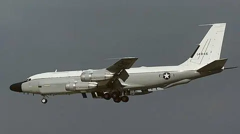 Boeing RC-135 Rivet Joint przechwytuje rosyjskie komunikaty elektroniczne 