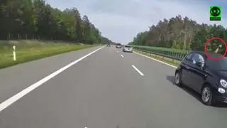 Kierowca wystawił pistolet i oddał strzały