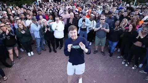 Youtuber opłacił operację usunięcia zaćmy tysiąca osób