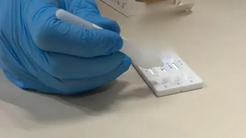 Test typu combo wykrywa jednocześnie wirusa grypy, koronawirusa i RSV