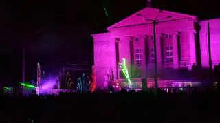 Podświetlono tryskającą wodę