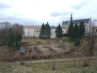W pobliżu dawnego klasztoru stanęły panele fotowoltaiczne 