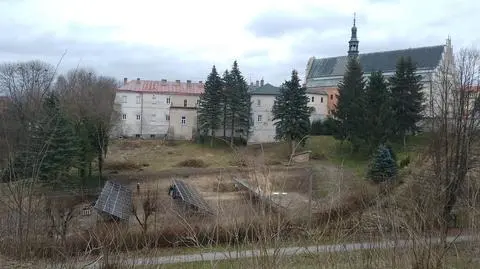 W pobliżu dawnego klasztoru stanęły panele fotowoltaiczne 