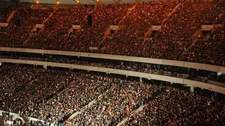 Fani zgromadzeni na trybunach