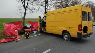 Zderzenie samochodu osobowego z busem. Dwie osoby nie żyją