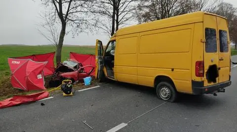 Zderzenie samochodu osobowego z busem. Dwie osoby nie żyją