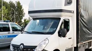 Policja dostała zgłoszenie o wybitej szybie w busie
