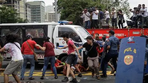 Policyjne auto wjechało w tłum. Rozpędzono demonstrację przed ambasadą USA