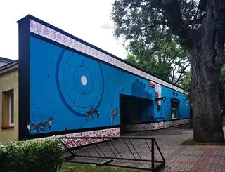 Na ścianie przychodni przy ul. Piłsudskiego 10 powstał mural przedstawiający zwierzęta zamieszkujące Puszczę Białowieską