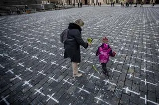 Krzyże namalowane na chodniku Rynku Staromiejskiego w Pradze