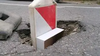 Pachołek wpadł do dziury w jezdni w Łodzi