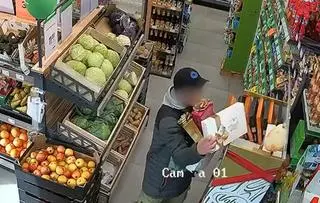 Mężczyzna przyszedł do sklepu w tej samej czapce i znów dokonał kradzieży 