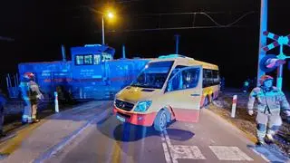 Lokomotywa wjechała w autobus komunikacji miejskiej