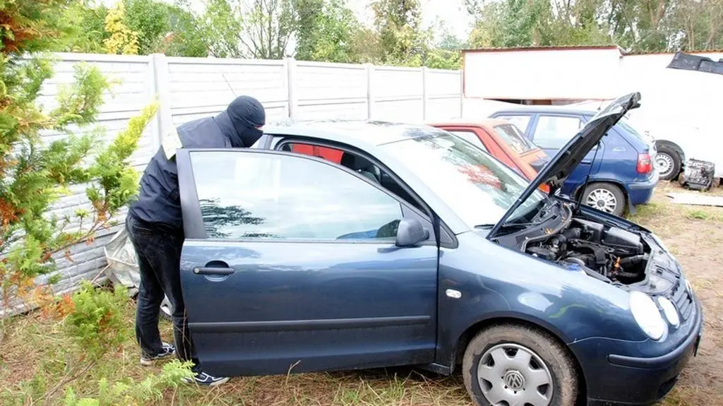 Na miejscu policjanci znaleźli cztery auta