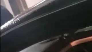 Fragment kadru z opublikowanego nagrania, na którym widać krople deszczu na dachu samochodu