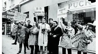 Pascal Rostain i Bruno Mouron - Paparazzi bojkotują Brigitte Bardot w Paryżu, 1965