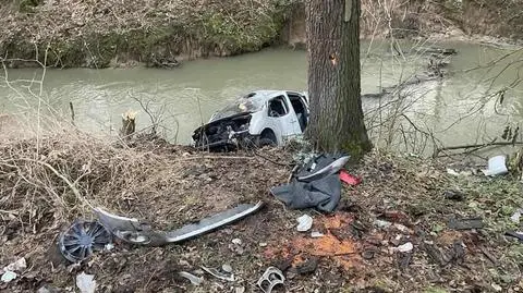 Wjechali do rzeki. Dwie osoby same wydostały się z auta, trzeciej nie udało się uratować
