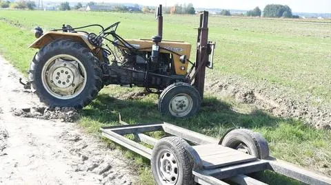 Traktor stał porzucony na poboczu