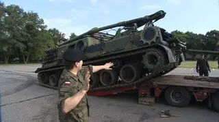 Kustosz muzeum nadzoruje transport maszyn 
