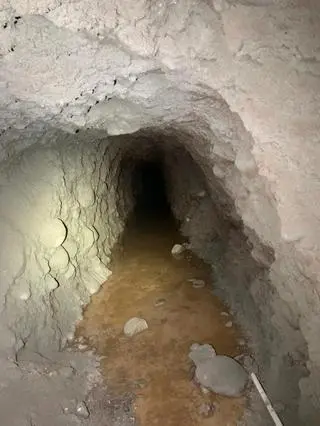 Odkryta, w trakcie drążenia tunelu, sztolnia