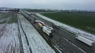 Karambol ciężarówek na A4